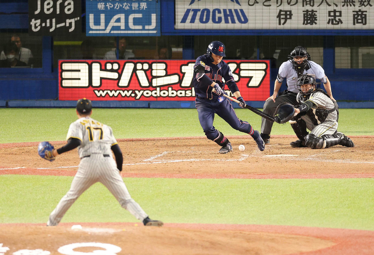 ヤクルト対阪神　5回裏ヤクルト無死、セーフティバントを放つ山崎。投手青柳（撮影・河田真司）