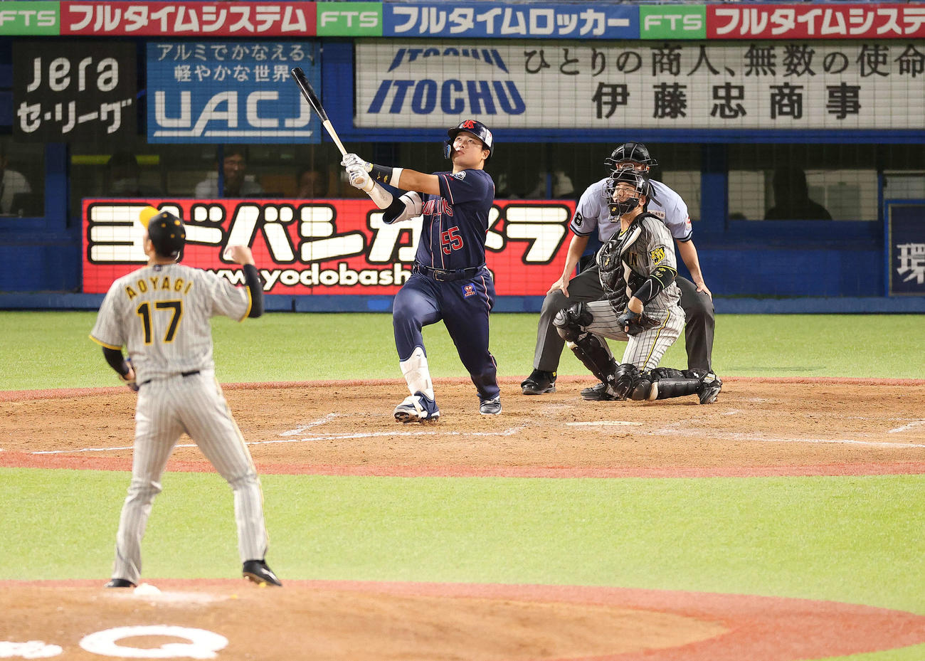 ヤクルト対阪神　5回裏ヤクルト2死三塁、右越え2点本塁打を放つ村上。投手青柳（撮影・河田真司）