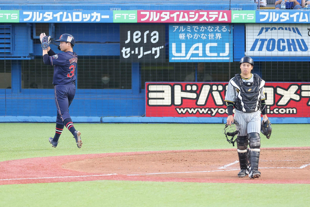 ヤクルト対阪神　1回裏ヤクルト1死三塁、宮本の適時打で生還する山崎（撮影・河田真司）