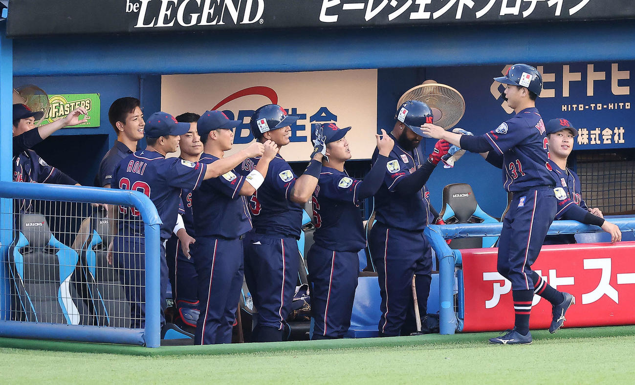 ヤクルト対阪神　1回裏ヤクルト1死三塁、宮本の適時打で生還する山崎（右）を迎えるベンチナイン（撮影・河田真司）