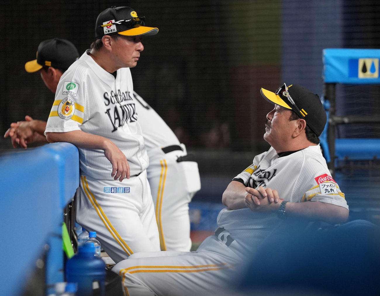 ロッテ対ソフトバンク　ベンチで浮かない表情のソフトバンク藤本監督（奥右）（撮影・鈴木みどり）