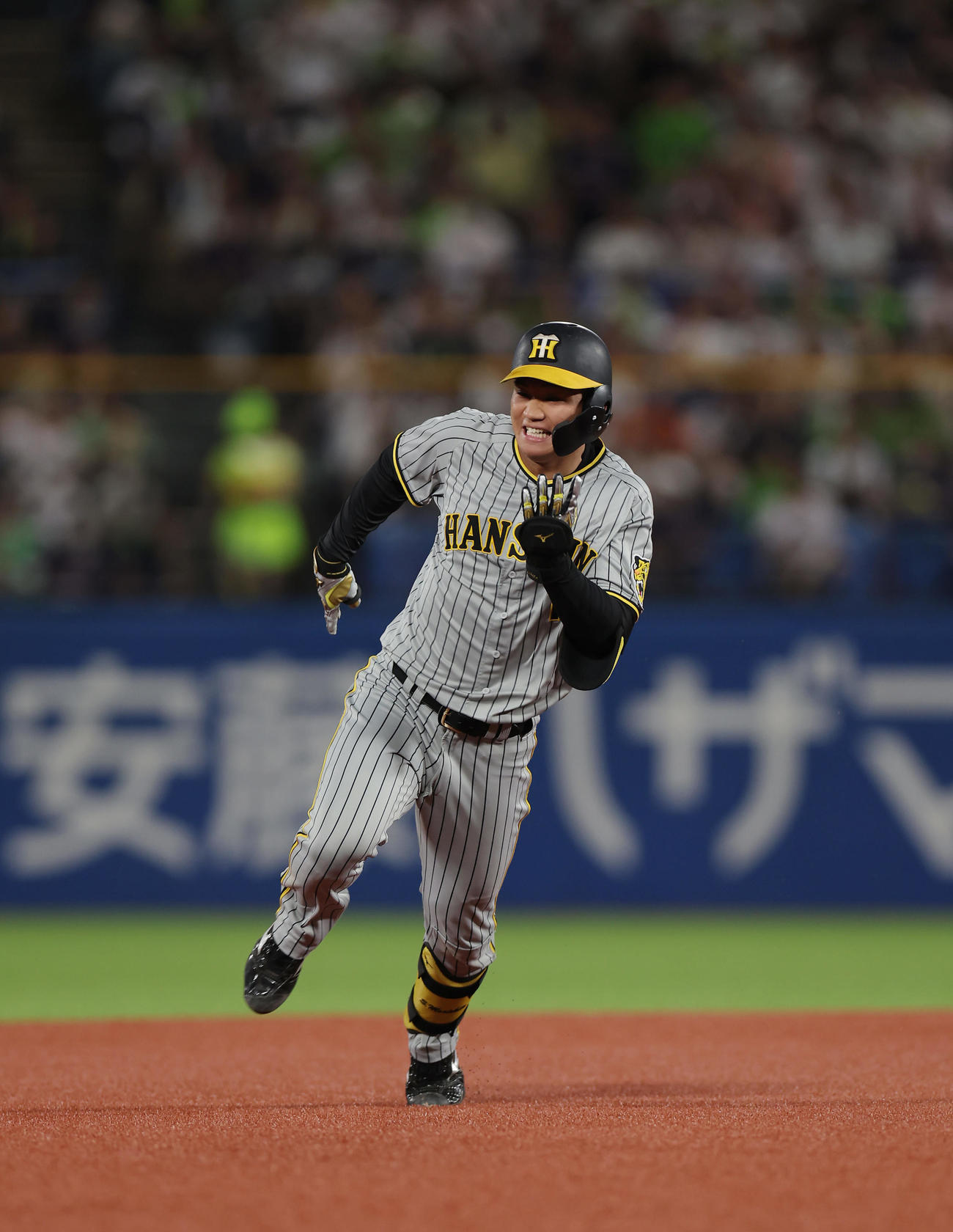 ヤクルト対阪神　7回表阪神2死一、二塁、中越え2点適時三塁打を放ち、力走する森下（撮影・前田充）