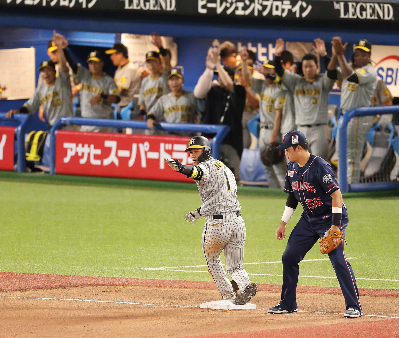 ヤクルト対阪神　7回表阪神2死一、二塁、2点適時三塁打で出塁する森下（撮影・河田真司）