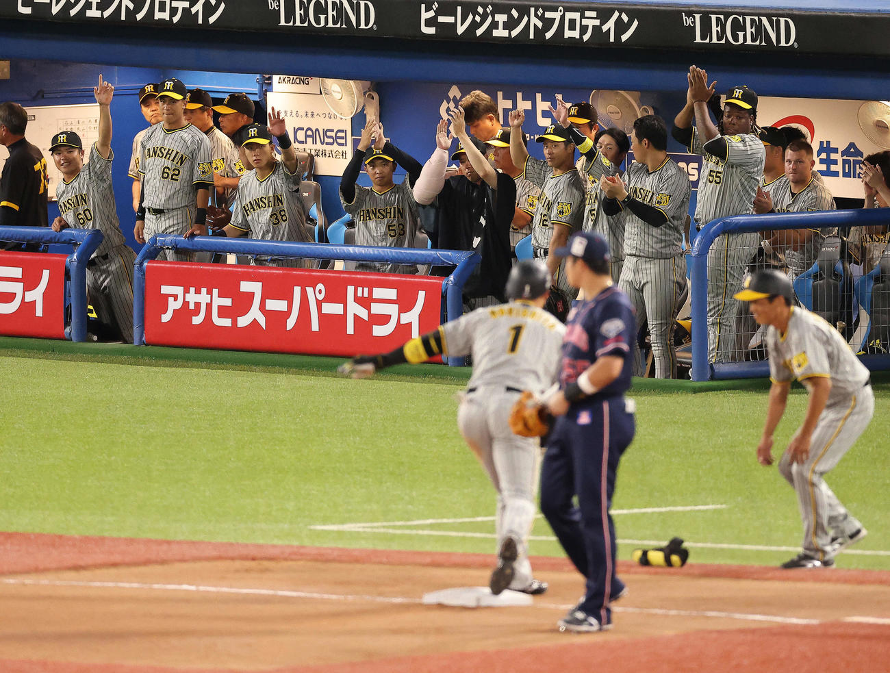 ヤクルト対阪神　7回表阪神2死一、二塁、森下が2点適時三塁打で出塁し、ベンチから拍手するチームメート（撮影・河田真司）