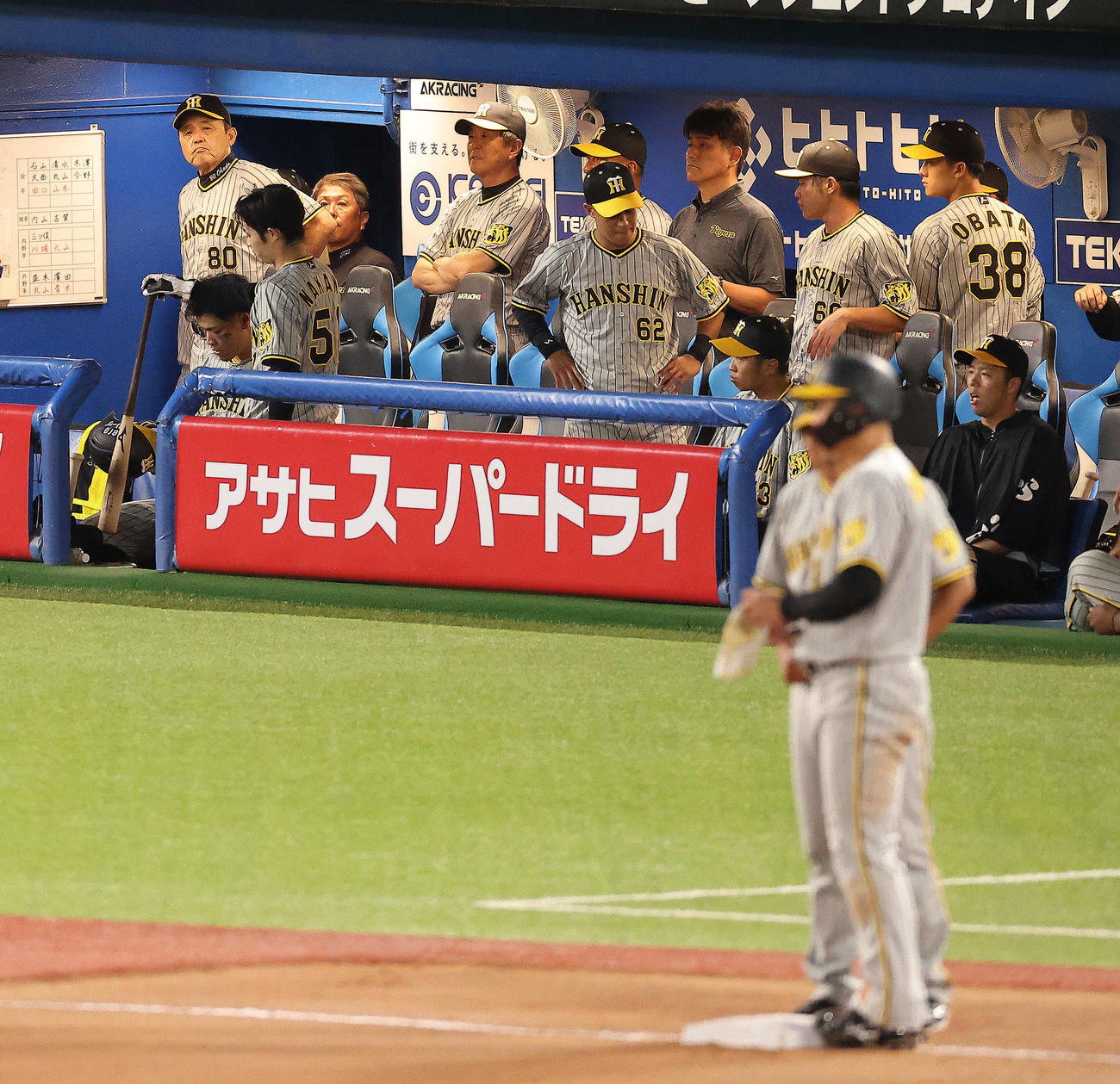 ヤクルト対阪神　7回表阪神2死一、二塁、2点適時三塁打で出塁する森下（手前）を見つめる岡田監督（後方左）（撮影・河田真司）