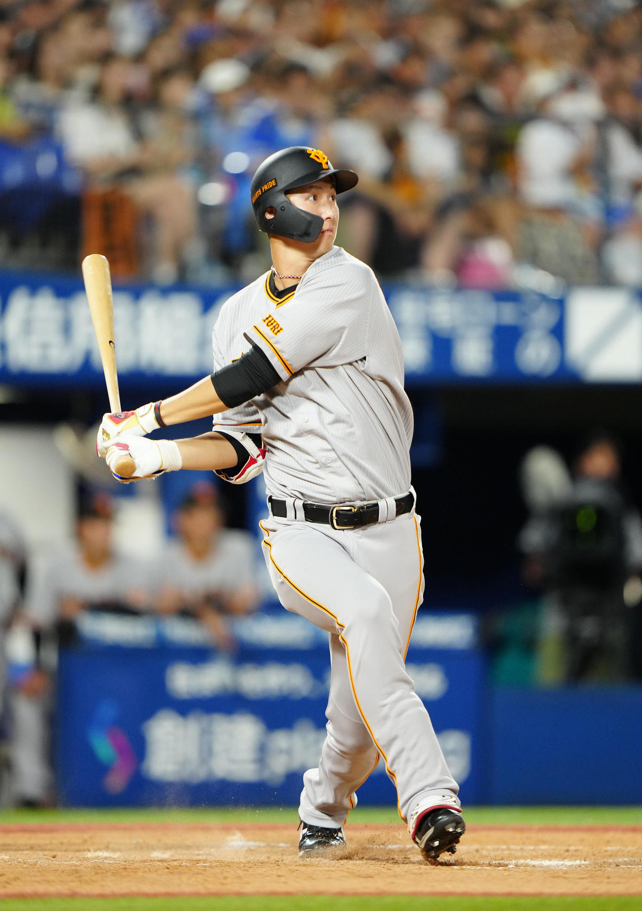 DeNA対巨人　8回表巨人1死二塁、2点本塁打を放つ秋広（撮影・江口和貴）