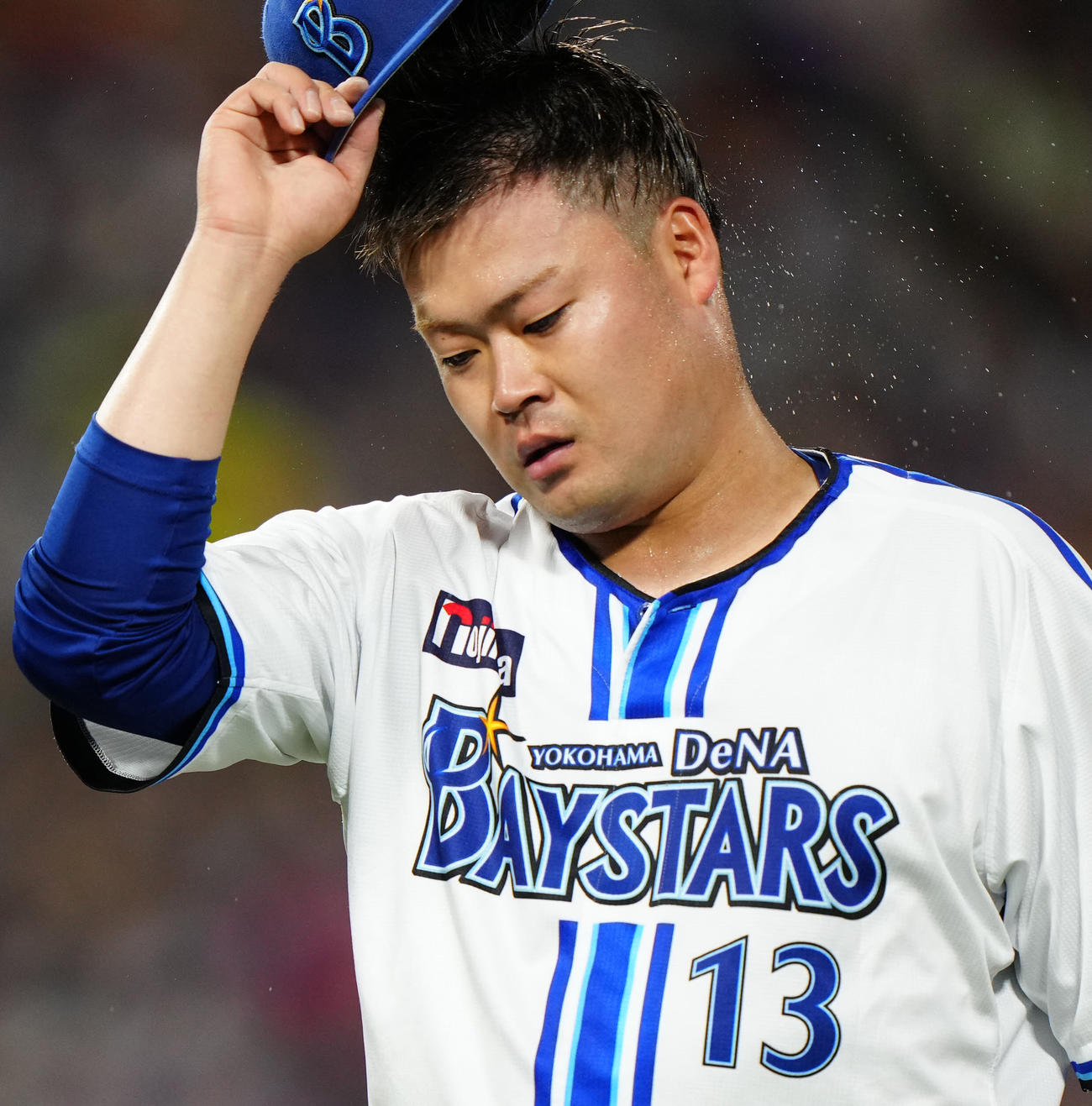 DeNA対巨人　8回表終了後、厳しい表情でベンチに引き揚げるDeNA伊勢（撮影・江口和貴）