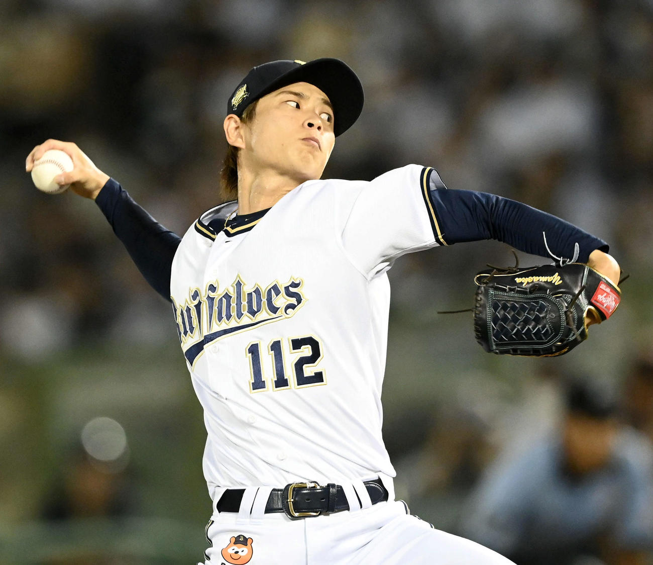 オリックス対日本ハム　清田チームスタッフのユニホームで登板するオリックス3番手の山岡（撮影・前岡正明）