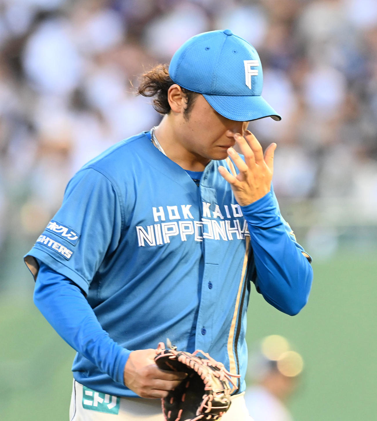 オリックス対日本ハム　2回、オリックスに3点を返されがっくりとベンチに戻る日本ハム先発の伊藤（撮影・前岡正明）