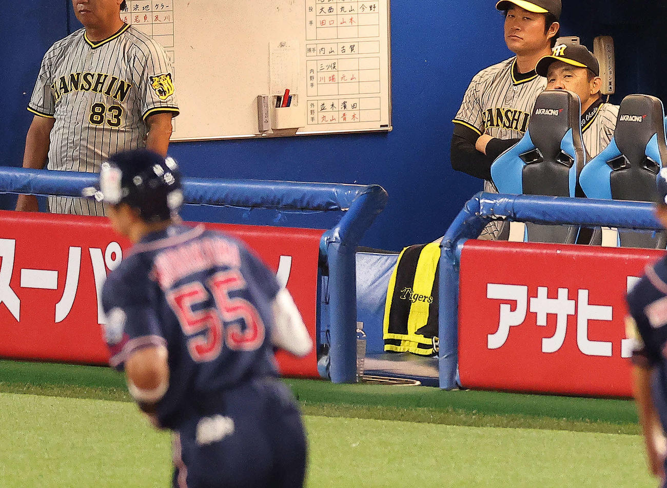 ヤクルト対阪神　5回裏ヤクルト2死三塁、右越え2点本塁打を放ち、ダイヤモンドを回る村上を見つめる阪神岡田監督（右）（撮影・河田真司）