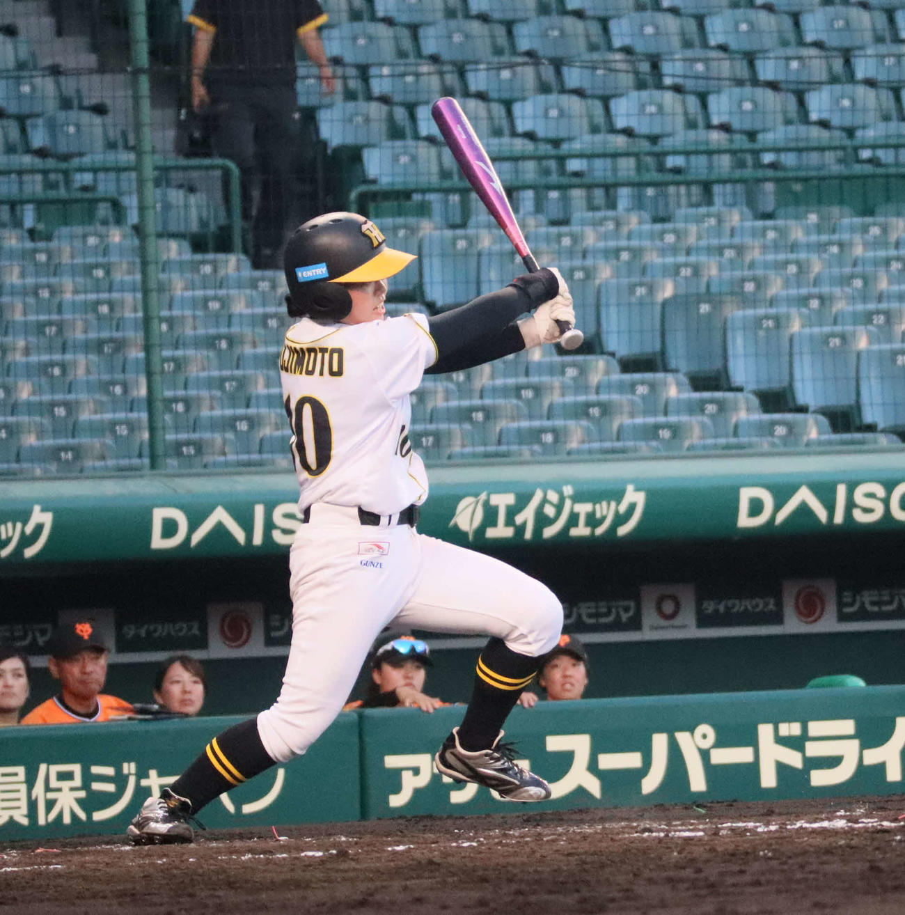 女子野球　阪神タイガースWomen対読売ジャイアンツ女子チーム　阪神タイガースWomenの5番、藤本莉央内野手（撮影・村松万里子）