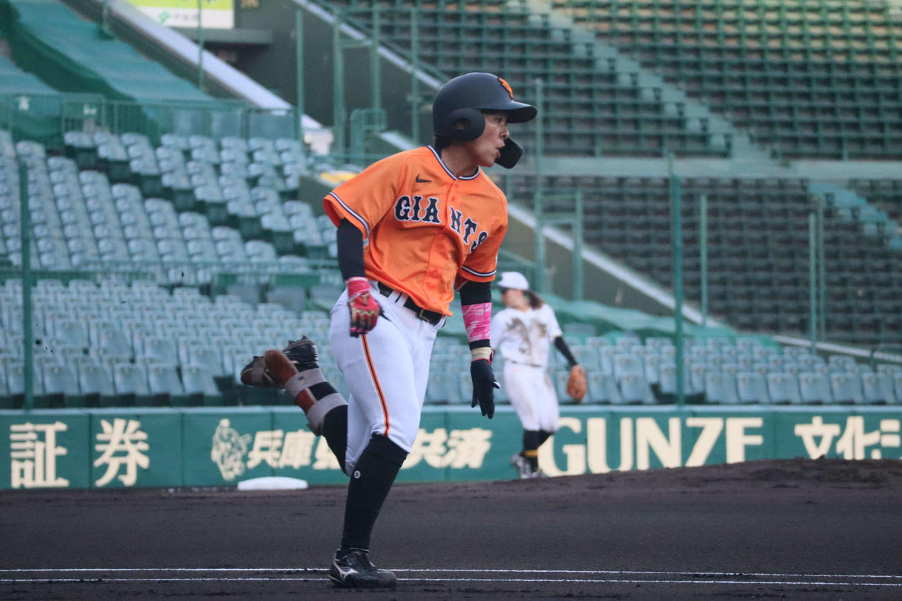 女子野球　阪神タイガースWomen対読売ジャイアンツ女子チーム　1回、先制打を放ち、一塁へ走る読売ジャイアンツ女子チームの長田朱也香捕手（撮影・村松万里子）