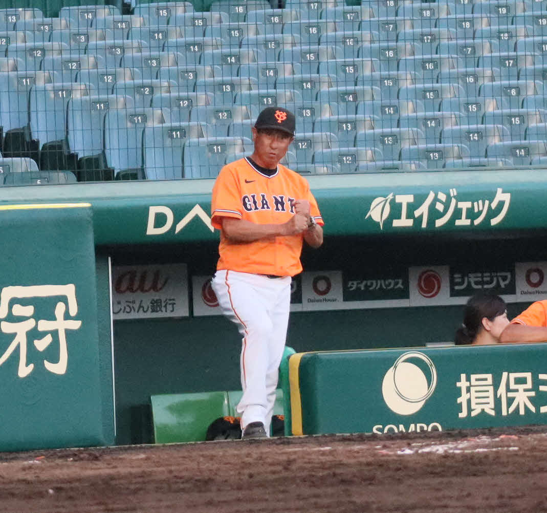 女子野球　阪神タイガースWomen対読売ジャイアンツ女子チーム　サインを出す読売ジャイアンツ女子チームの宮本和知監督（撮影・村松万里子