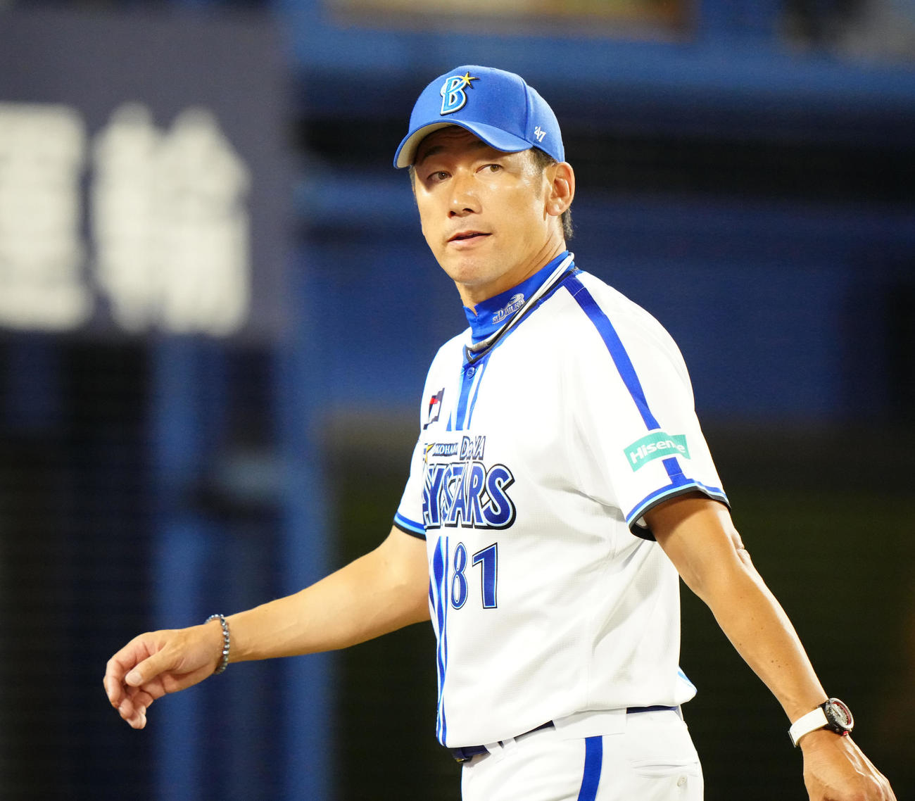 DeNA対巨人　9回表開始前、選手交代を告げ、ベンチに引き揚げるDeNA三浦監督（撮影・江口和貴）