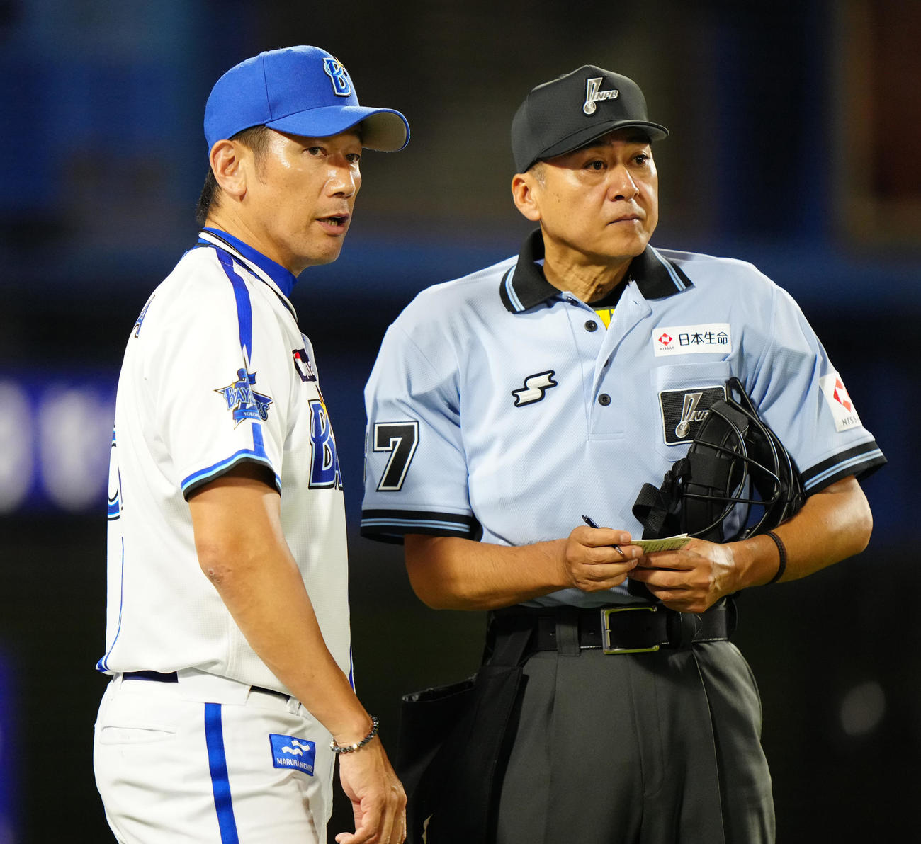 DeNA対巨人　9回表開始前、選手交代を告げるDeNA三浦監督（撮影・江口和貴）