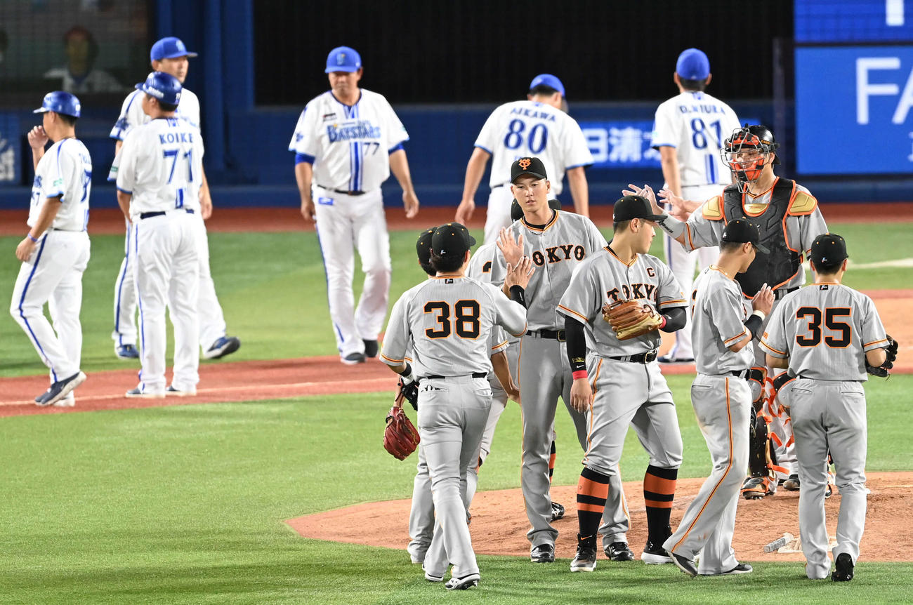 DeNA対巨人　秋広（手前左から3人目）はチームメートとタッチを交わして勝利を喜ぶ（撮影・山崎安昭）