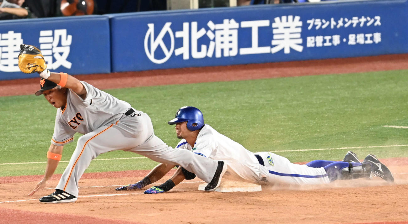 DeNA対巨人　8回裏DeNA無死、遊ゴロを打った代打大田（右）は一塁へヘッドスライディング。一塁手中島（撮影・山崎安昭）