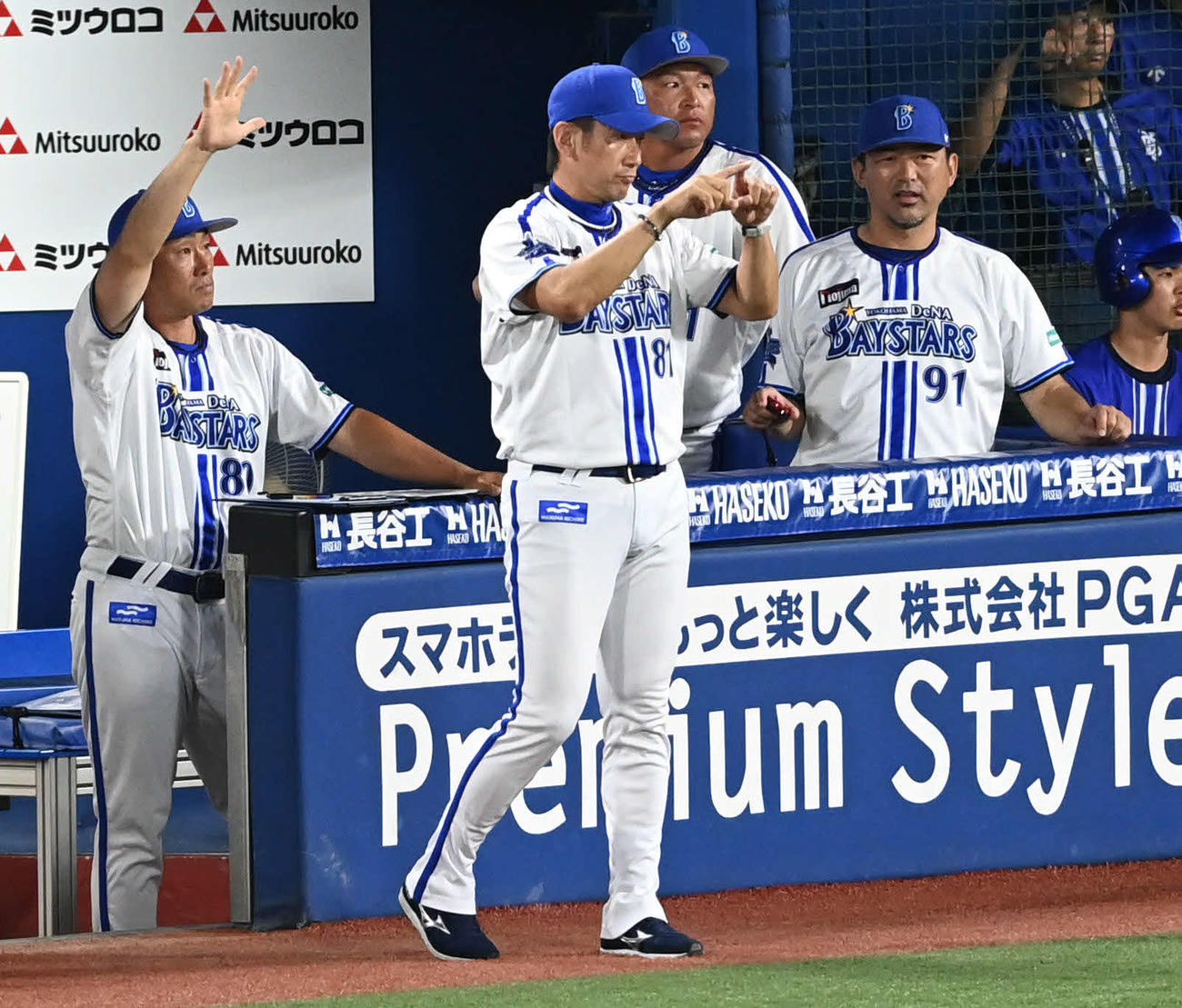 DeNA対巨人　8回裏DeNA無死、代打大田の遊ゴロの判定でリプレー検証を要求する三浦監督（左から2人目）（撮影・山崎安昭）