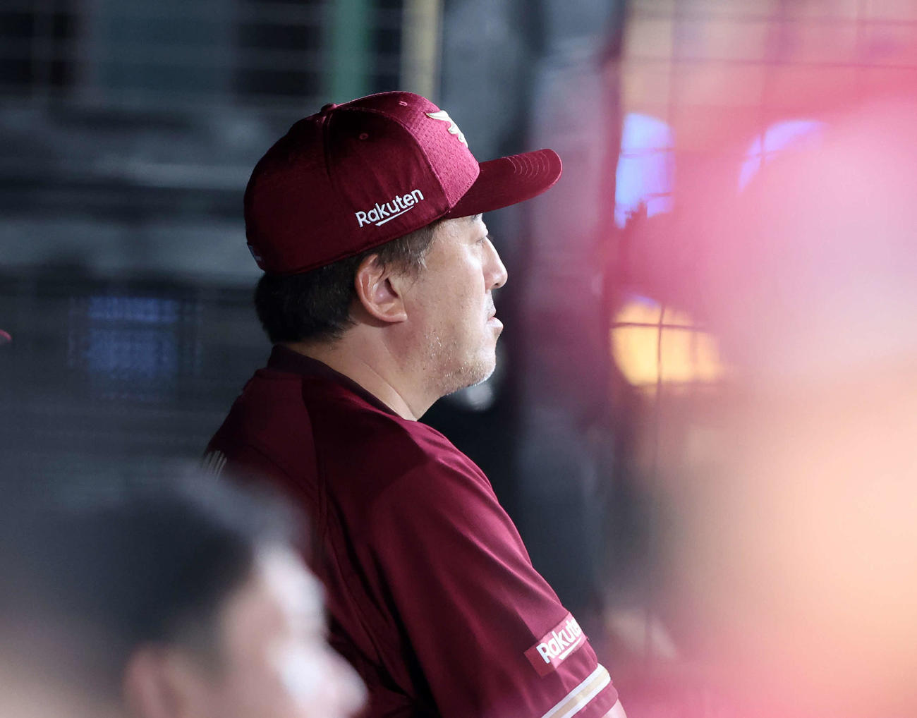西武対楽天　9回表、戦況を見つめる楽天石井監督（撮影・鈴木正人）
