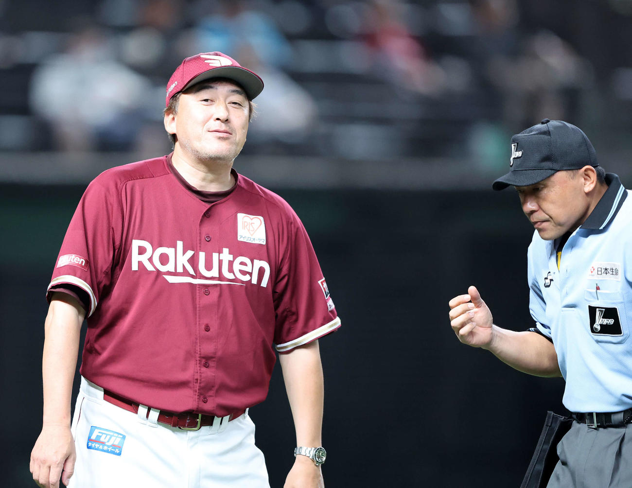 西武対楽天　8回裏、投手交代を告げる楽天石井監督（撮影・鈴木正人）