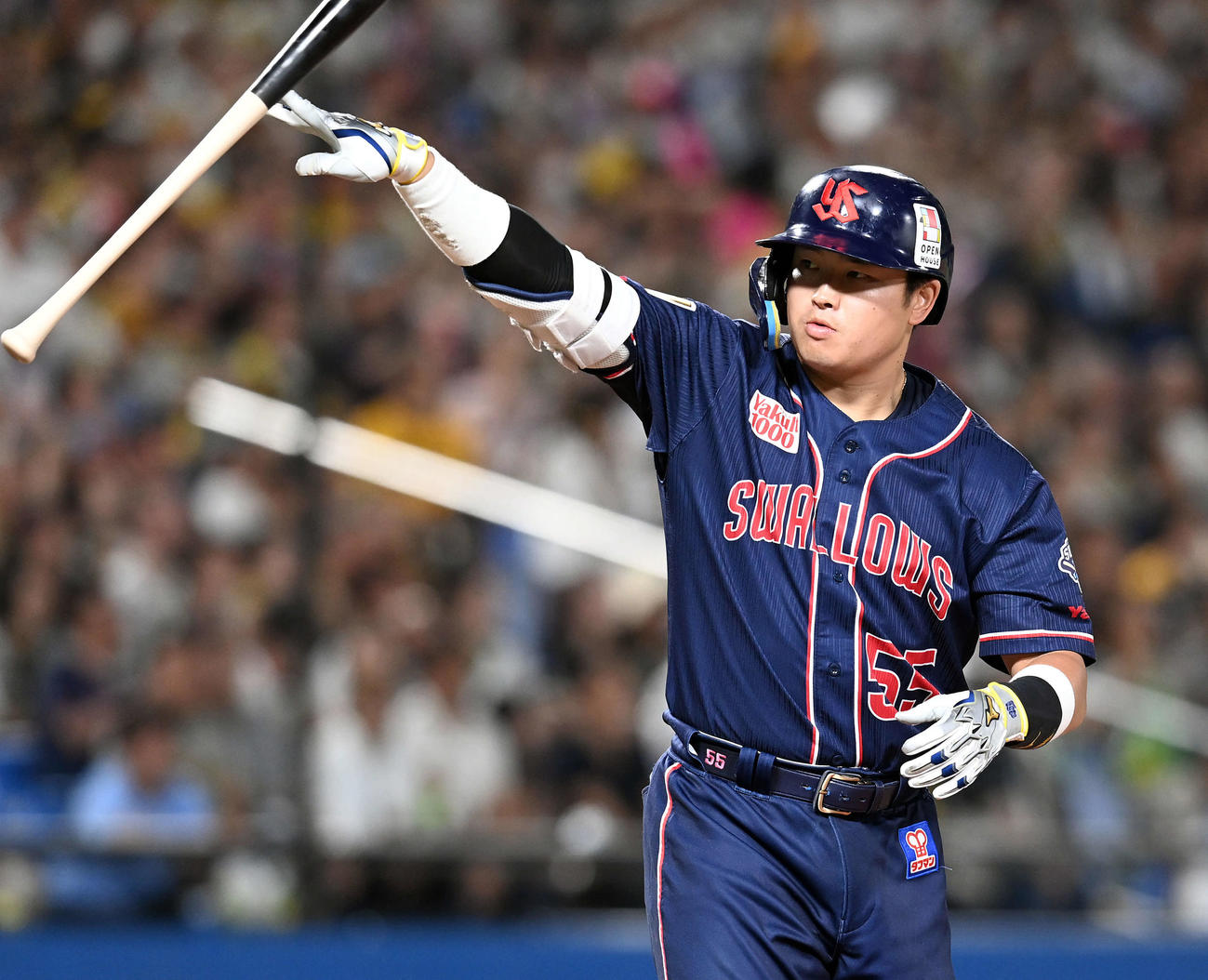 ヤクルト対阪神　5回裏ヤクルト2死三塁、右越えに2点本塁打を放ちバットを投げる村上（撮影・たえ見朱実）