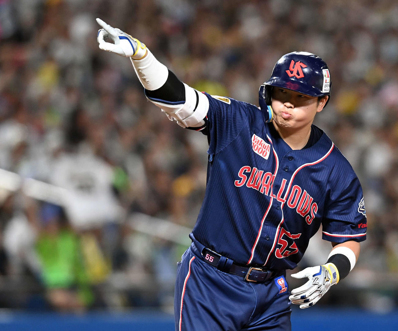 ヤクルト対阪神　5回裏ヤクルト2死三塁、特大の右越え2点本塁打を放ち、ベンチに向かってポーズを決める村上（撮影・たえ見朱実）