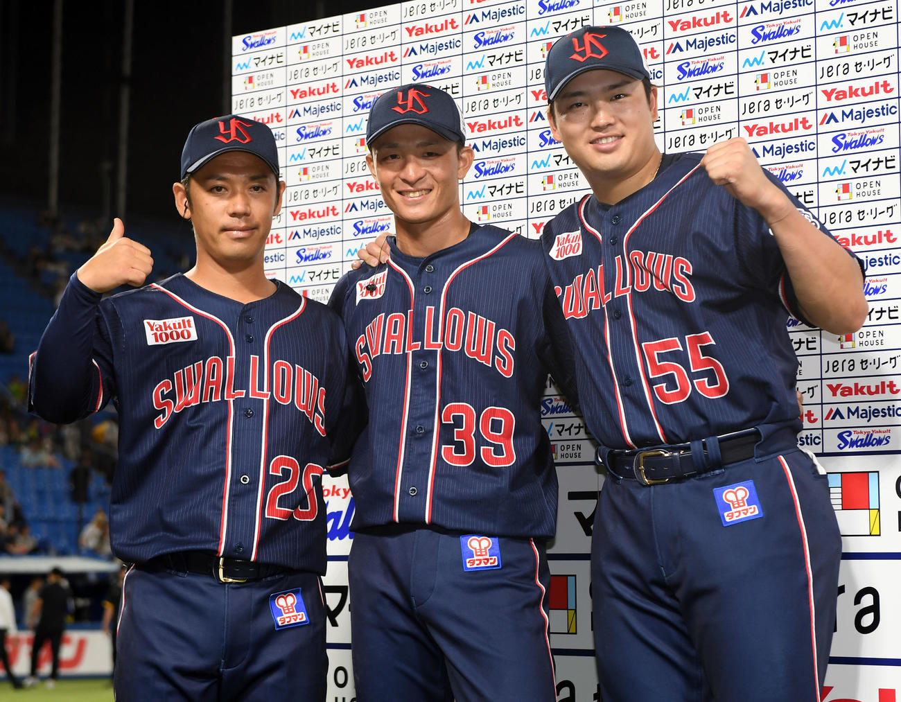 ヤクルト対阪神　お立ち台で笑顔を見せる、左からヤクルト小川、宮本、村上（撮影・たえ見朱実）