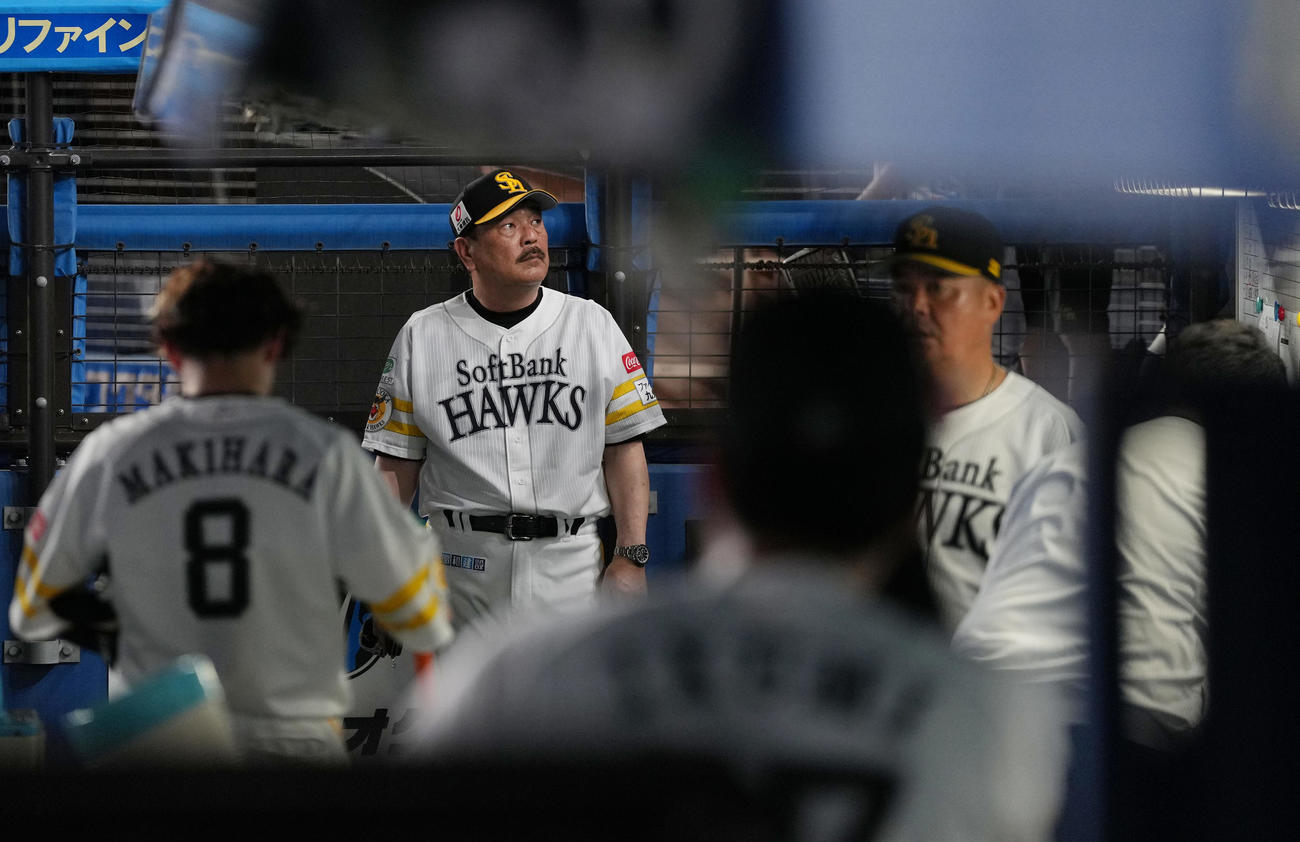 ロッテ対ソフトバンク　10連敗を喫し、浮かない表情のソフトバンク藤本監督（左奥）（撮影・鈴木みどり）