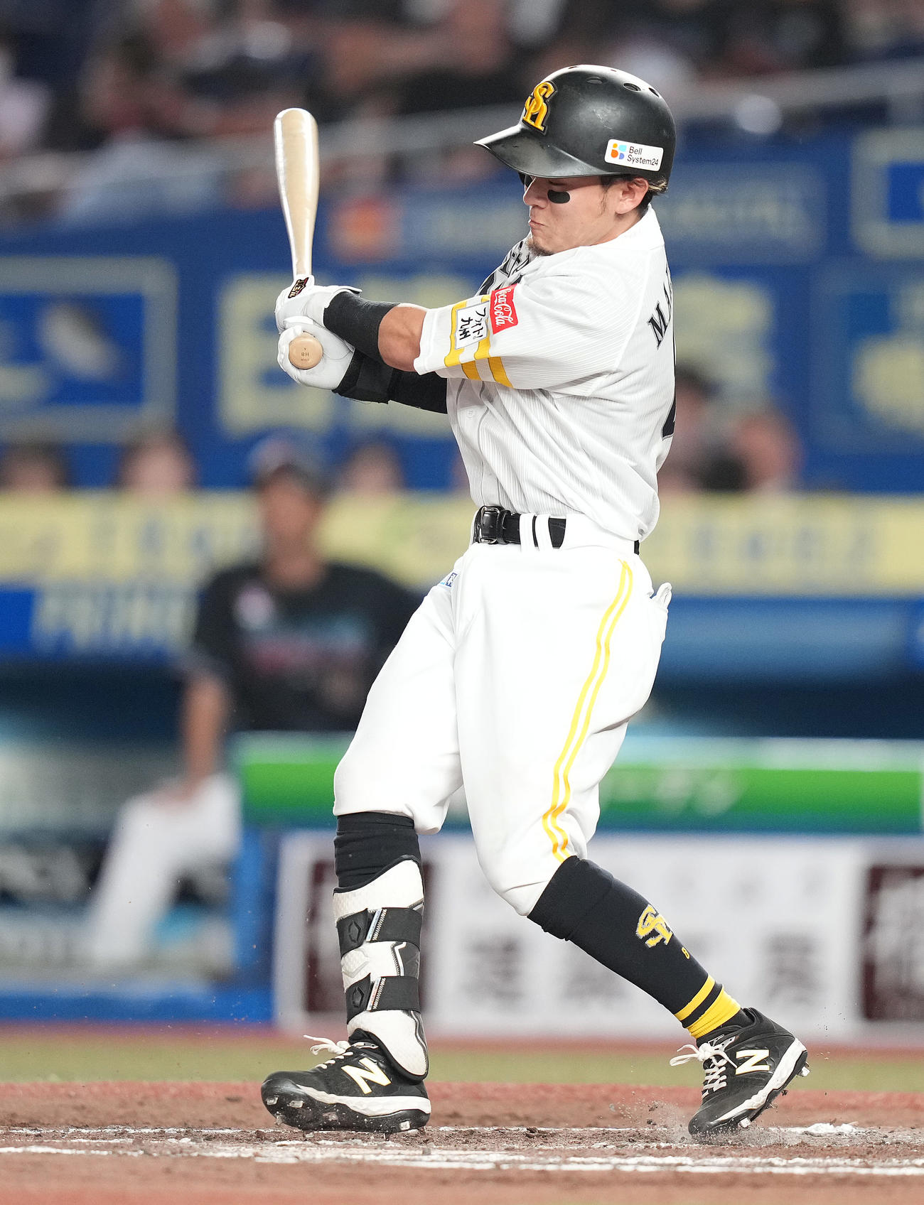 ロッテ対ソフトバンク　8回表ソフトバンク2死二、三塁、二ゴロに倒れる牧原（撮影・鈴木みどり）