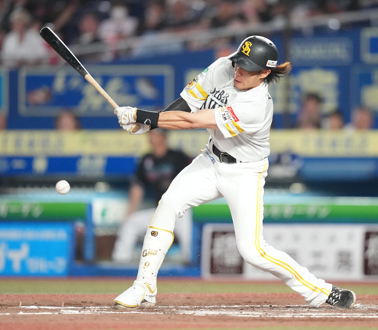 ロッテ対ソフトバンク　8回表ソフトバンク1死一、二塁、投ゴロに倒れる柳田（撮影・鈴木みどり）