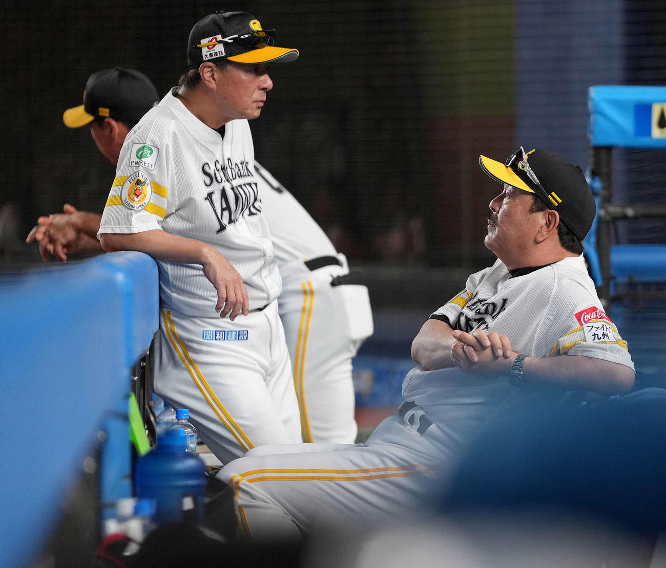 ロッテ対ソフトバンク　ベンチで浮かない表情のソフトバンク藤本監督（右）（撮影・鈴木みどり）