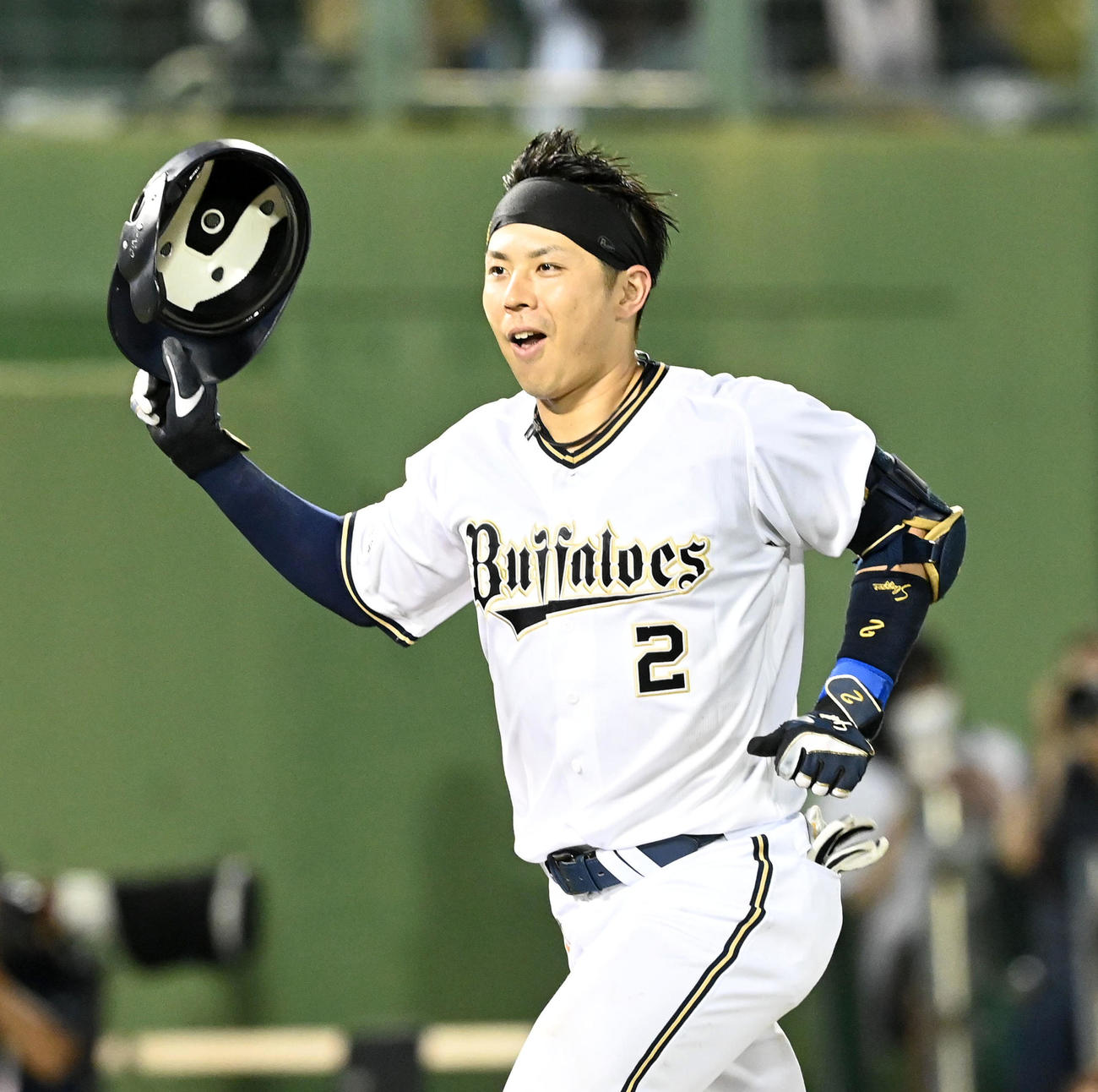 オリックス対日本ハム　9回裏オリックス1死、若月は右越えサヨナラ本塁打を放ち大喜びで本塁へ向かう（撮影・前岡正明）