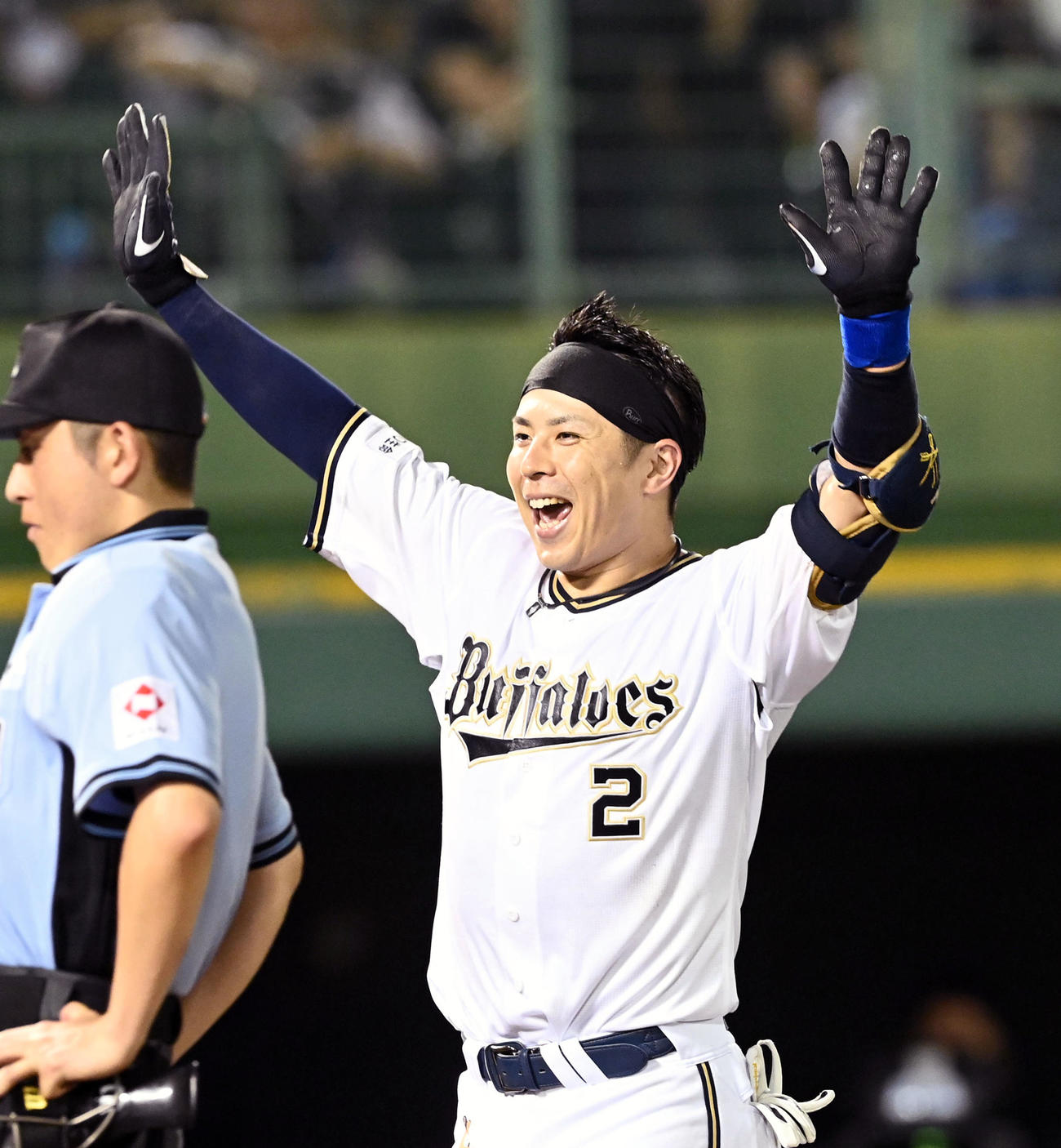 オリックス対日本ハム　9回裏オリックス1死、若月は右越えサヨナラ本塁打を放ち大喜びで本塁へ向かう（撮影・前岡正明）