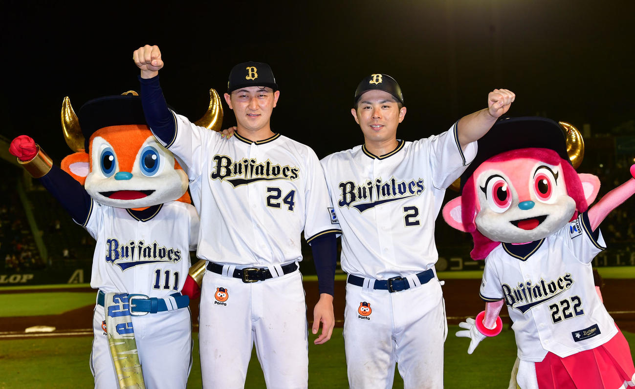 オリックス対日本ハム　ヒーローの紅林（左）と若月は笑顔でガッツポーズ（撮影・前岡正明）