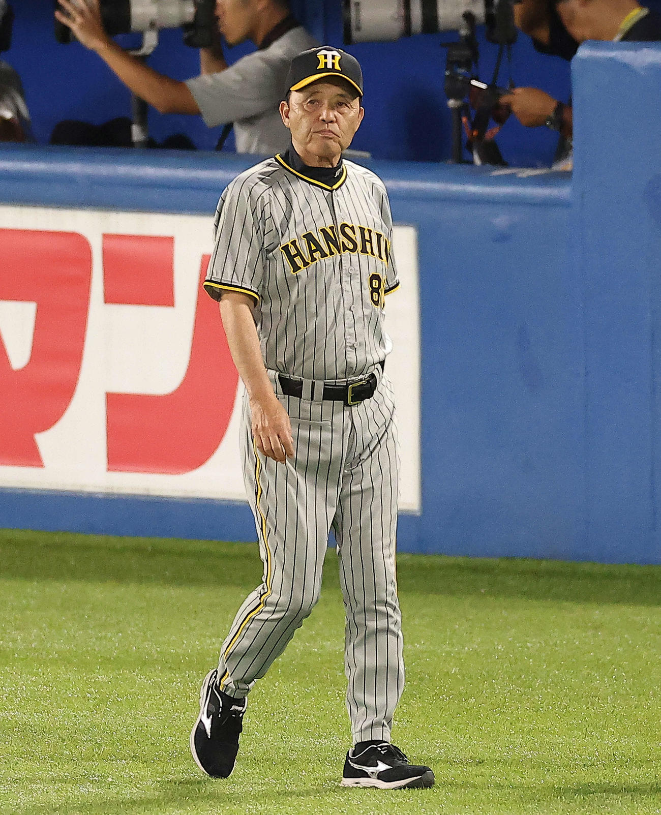 ヤクルト対阪神　ヤクルトに敗れ、浮かない表情で引き揚げる岡田監督（撮影・河田真司）