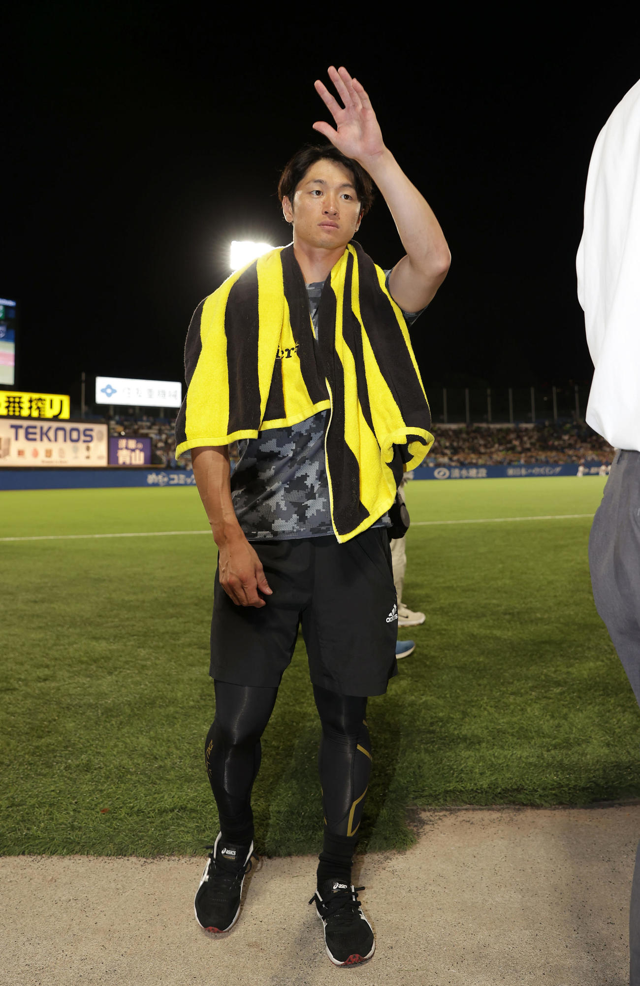 ヤクルト対阪神　ヤクルトに敗れ、ファンに手を振り引き揚げる阪神近本（撮影・前田充）