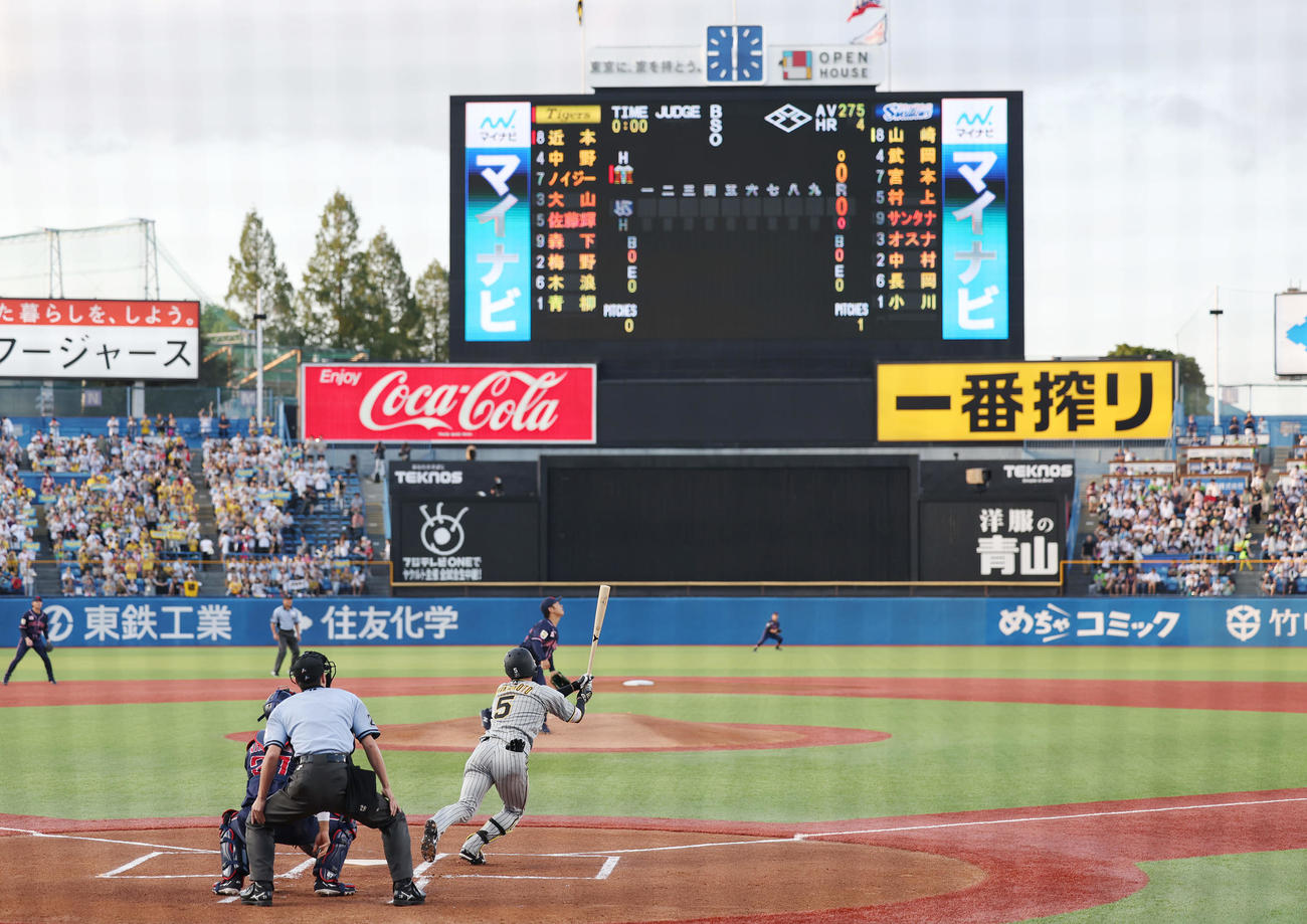 ヤクルト対阪神　1回表阪神無死、右飛に倒れる近本。投手小川（撮影・前田充）
