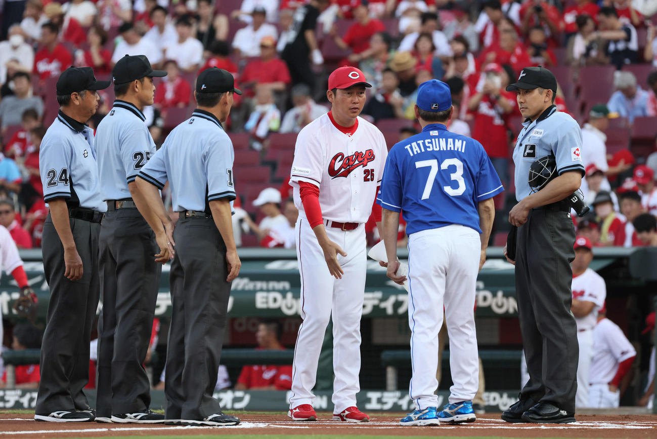 広島対中日　メンバー表の交換をする広島新井監督と中日立浪監督（撮影・加藤孝規）