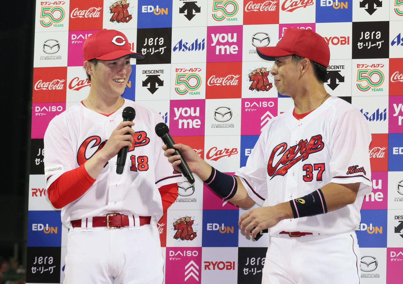 広島対中日　お立ち台で「とにかく優勝したい」と話す森下。右は野間（撮影・加藤孝規）