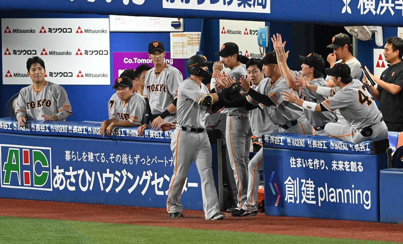 DeNA対巨人　5回表巨人1死、ソロ本塁打を放った吉川（中央）はチームメートとタッチを交わす（撮影・山崎安昭）