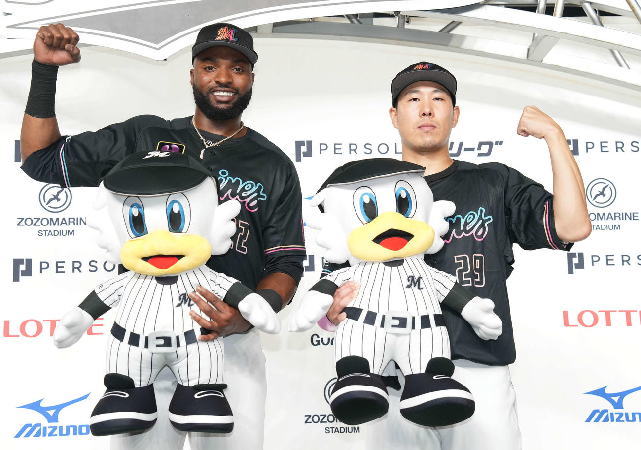 ロッテ対ソフトバンク　お立ち台でガッツポーズするロッテ西野（右）とポランコ（撮影・鈴木みどり）