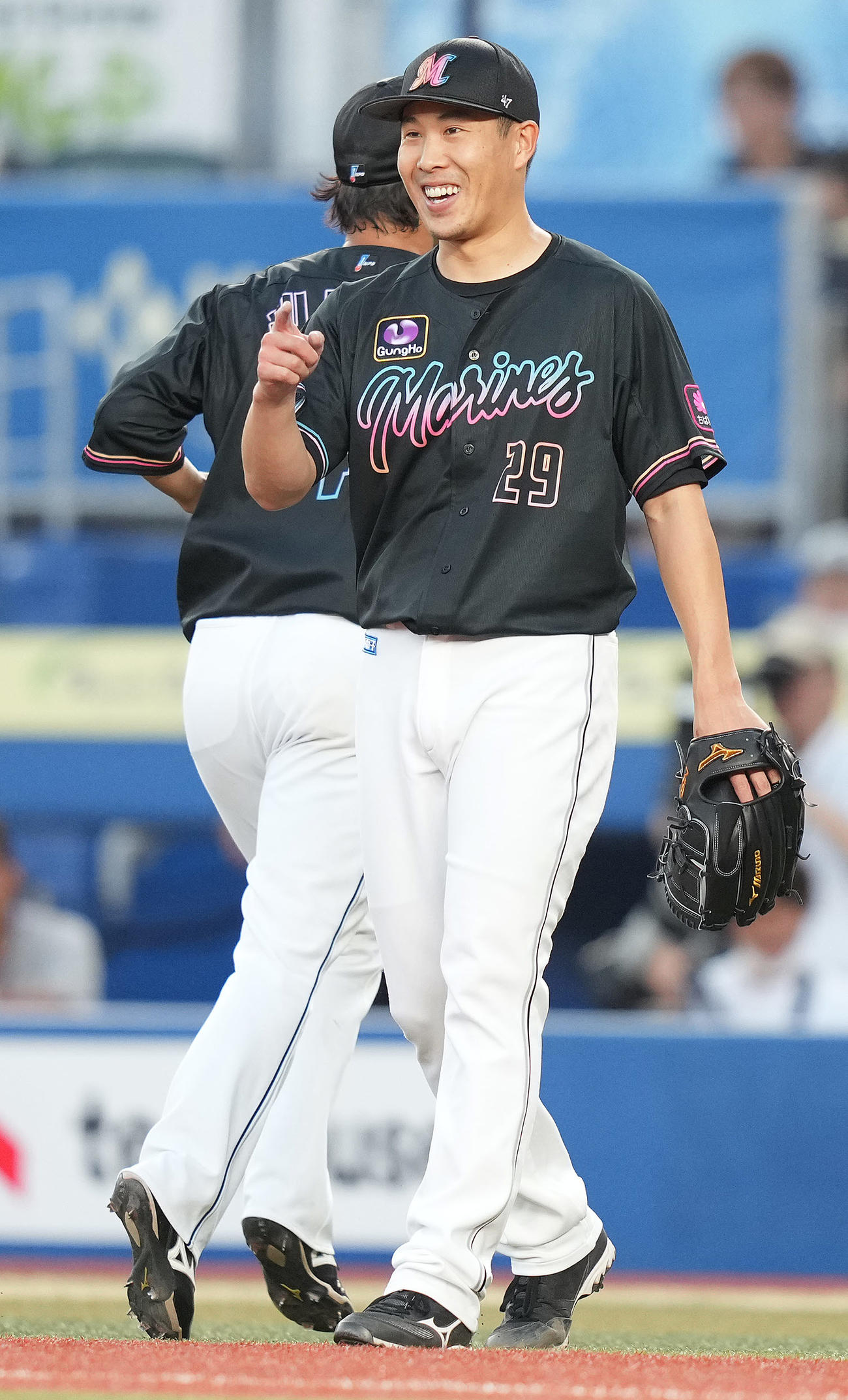 ロッテ対ソフトバンク　2回表を無失点に抑え、笑顔で指をさすロッテ先発西野（撮影・鈴木みどり）