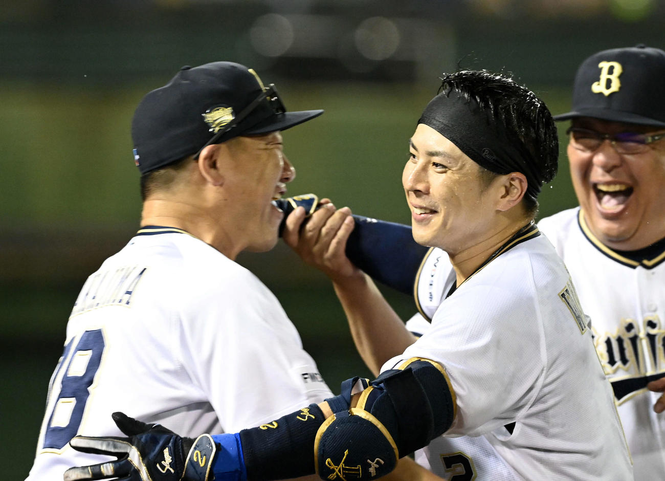 オリックス対日本ハム　9回裏オリックス1死、若月（右）は右越えサヨナラ本塁打を放ち中嶋監督の祝福を受ける（撮影・前岡正明）