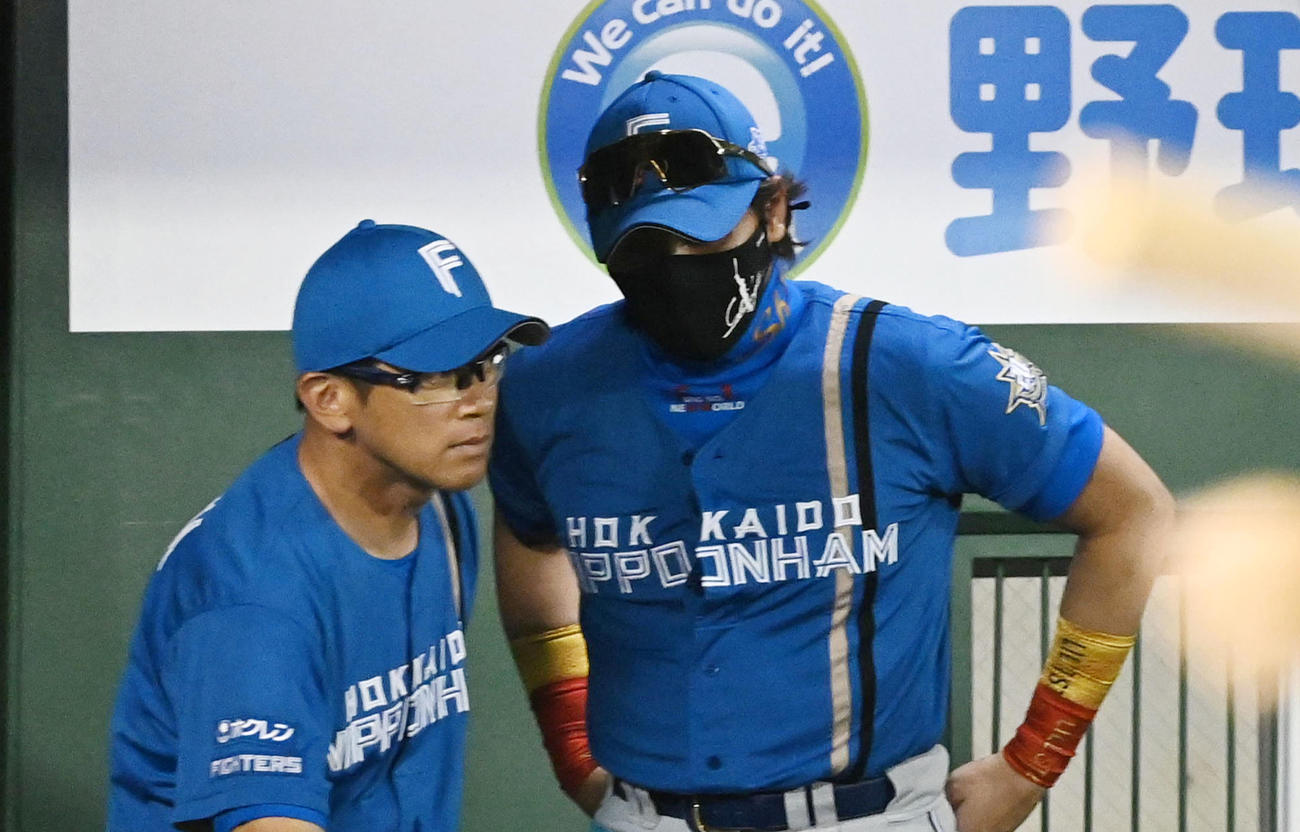 サヨナラ負けし、がっくりする新庄監督（右）（撮影・前岡正明）