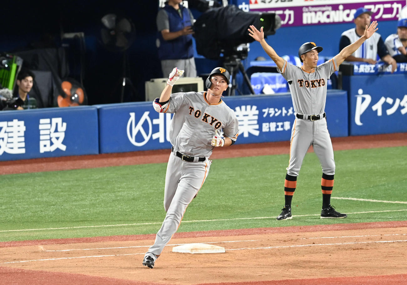 8回表巨人1死二塁、2点本塁打を放った秋広はガッツポーズ（撮影・山崎安昭）