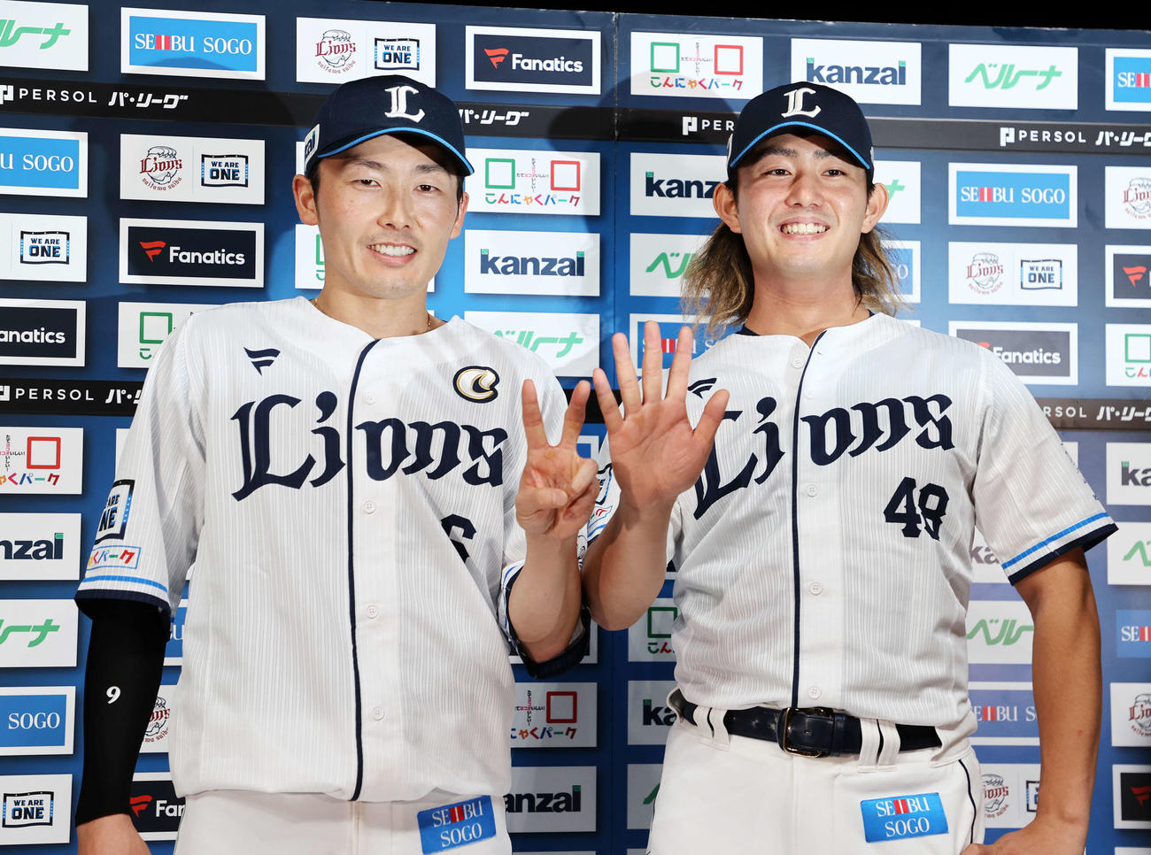 勝利し笑顔を見せる西武源田（左）と今井（撮影・鈴木正人）