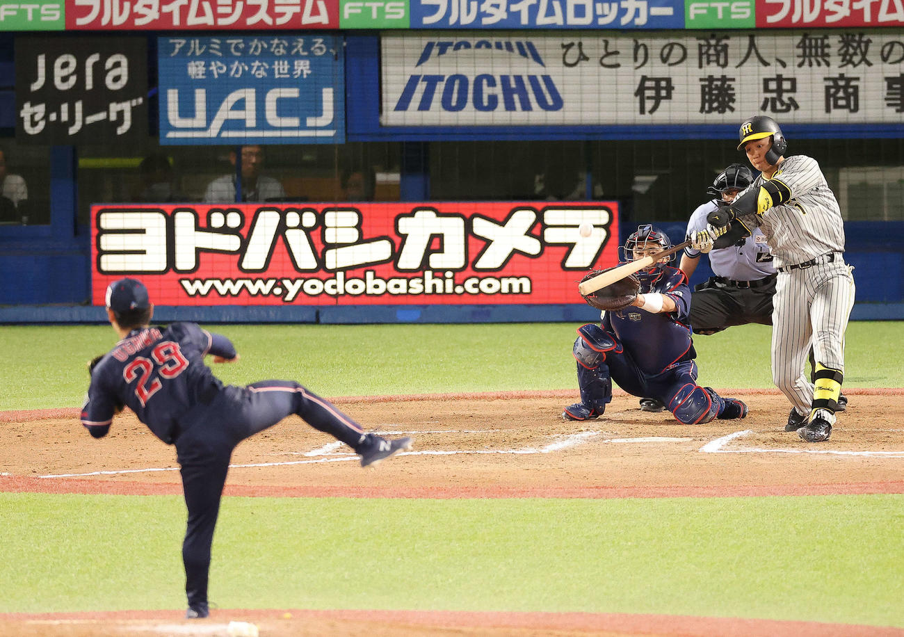 ヤクルト対阪神　7回表阪神2死一、二塁、2点適時三塁打を放つ森下。投手小川（撮影・河田真司）