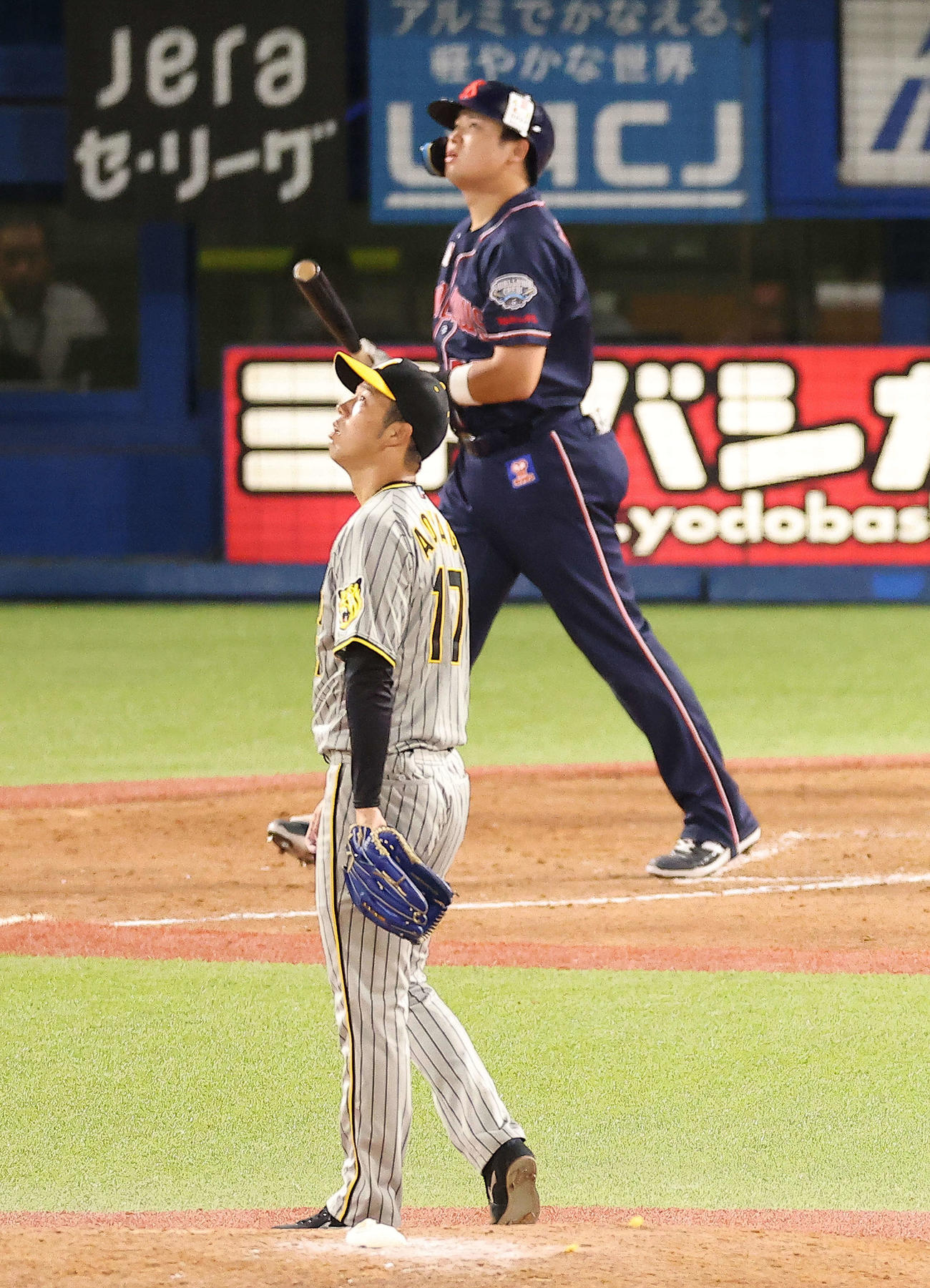 ヤクルト対阪神　5回裏ヤクルト2死三塁、村上に右越え2点本塁打を浴びる青柳（撮影・河田真司）