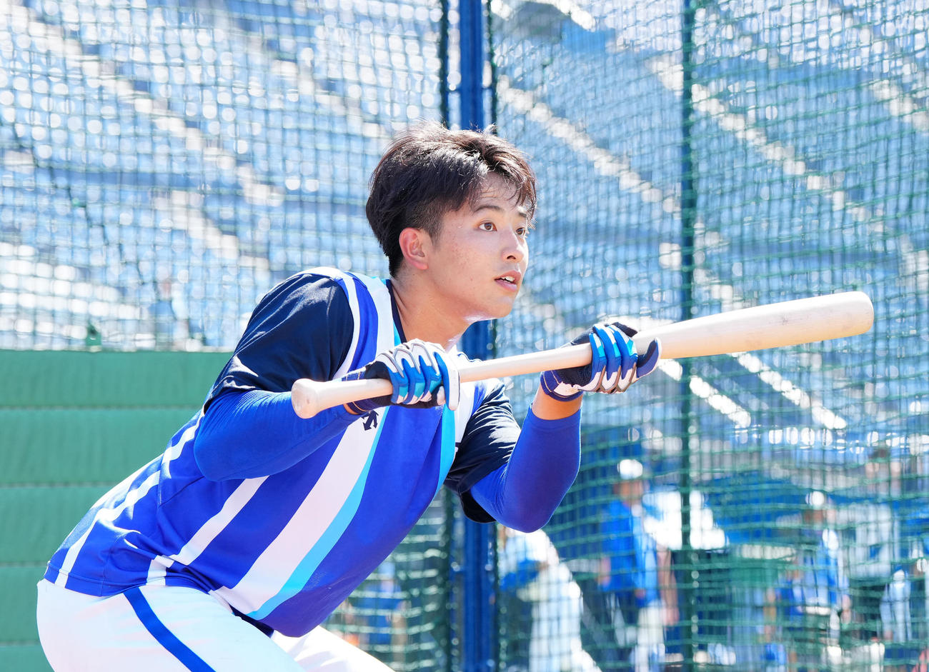 DeNA対巨人　試合前、バント練習するDeNA上甲（撮影・江口和貴）