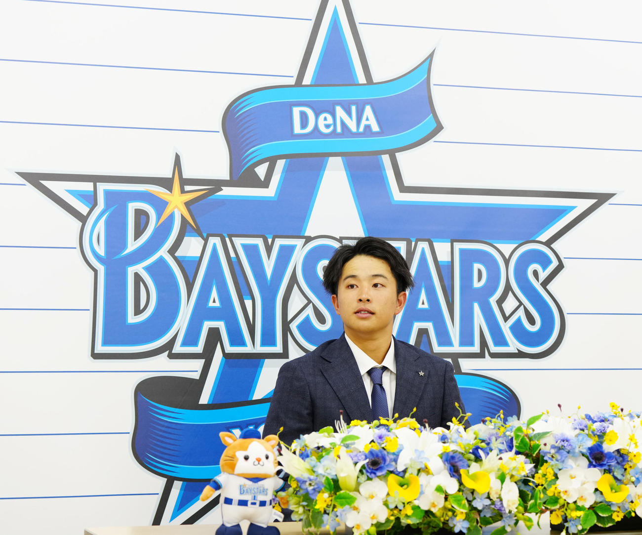 支配下登録され、会見に臨むDeNA上甲（撮影・江口和貴）